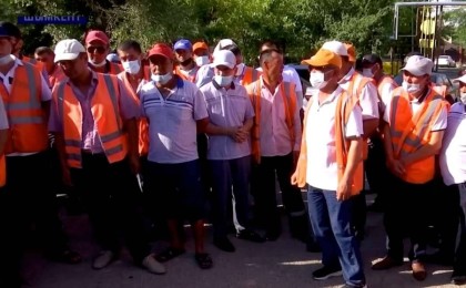 "Жалақымызды көтерсін": Шымкенттік теміржолшылар ереуілге шықты