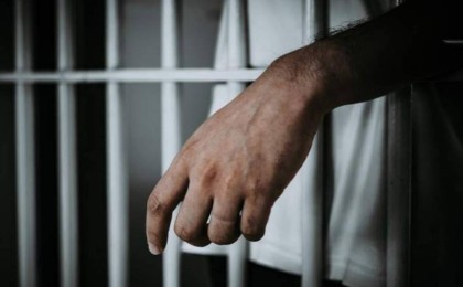 «Үй салып жатқан адамдарды атып кеткен»: Арыста ауыр қылмыс жасаған екі күдікті ұсталды