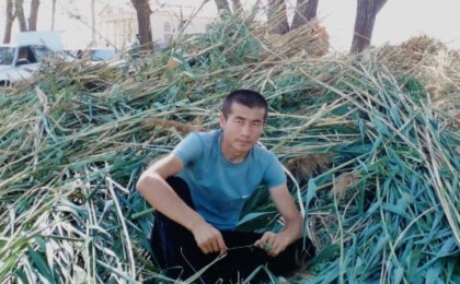 Батысқа шөп жеткізіп жатқан 24 жастағы Құрмет Талапқазы туралы не білеміз