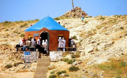 «Шелекке бөлек, садақаға бөлек төлейсің»: Түркістандағы әулиелер басы бизнеске айналған