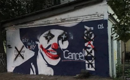 Джокерге ұқсаған Назарбаев: Алматыда Елбасының муралын өзгеріп кеткен