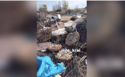 Қоқыста жатқан Елтаңбалар елдің ашуын тудырды