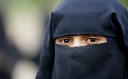 Иранда хиджабын шешіп тастаған қызға жұрт қолдау білдірді