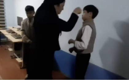 Желіде мектеп директорының оқушыларды ұрып жатқан видеосы тарады