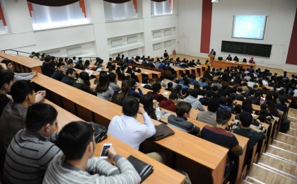 Студенттерге ақша төлеп, референдумда бақылаушы болуға үгіттеп жатыр