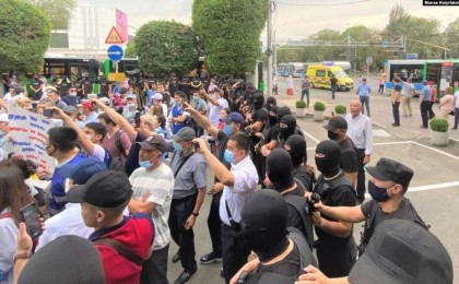 «Назарбаев кет!». Алматыда митингке жиналғандарды полиция қоршап алды