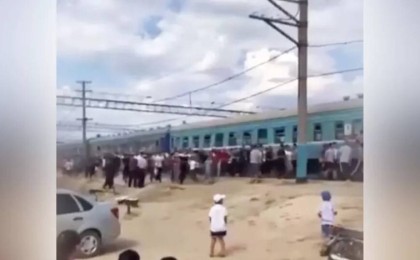 Атырауда жүріп бара жатқан пойызға “шабуыл” жасалған (видео)