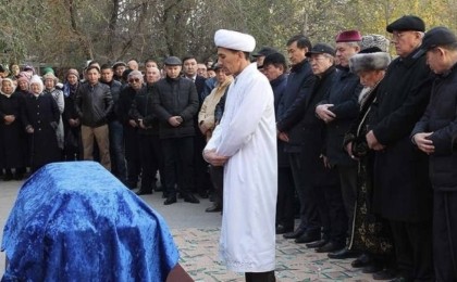 “Жаназа - қазақтардың екіжүзділігінің көрінісі” - желідегі видео талқыға түсті