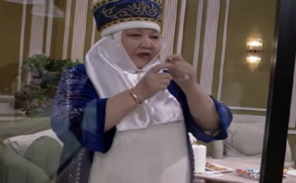 «Қарттар үйіне тапсыратын кемпір екен»: Аяқ киімімді келінім кигізеді деген ене елден сөз естіді (ВИДЕО)