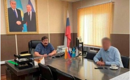 Жұмыс бөлмесіне Ресей туын қойған директордың басы дауға қалды