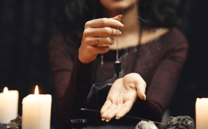 Алматылық кәсіпкер әйел "жыннан аластағаны" үшін алаяққа 120 миллион теңгесін берген