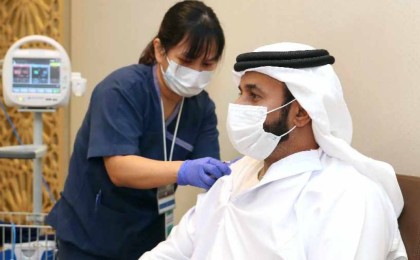 БАӘ-де COVID-19 қарсы ең көп вакцина егілді - Bloomberg