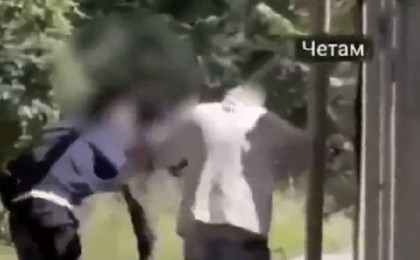 Алматыда жасөспірім егде адамды видео үшін соққыға жыққан