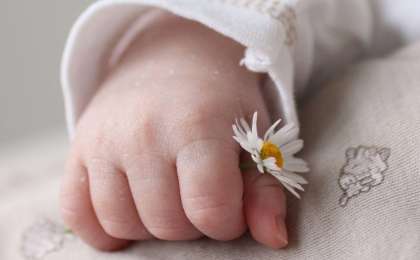 Өзбекстанда ер адам өзінің нәресте қызын сатуға шығарған