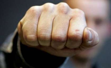 Шымкентте ер адам жұрттың көзінше әйелін соққыға жықты