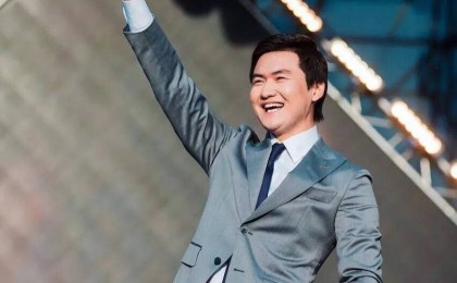 Полицей әнші Төреғали Төреәліні концерт кезінде ұстап алған (ВИДЕО)