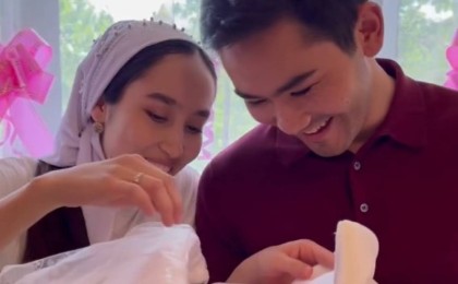 Қуандық Рахым келіншегі мен қызын перзентханадан шығарып алды (ВИДЕО)