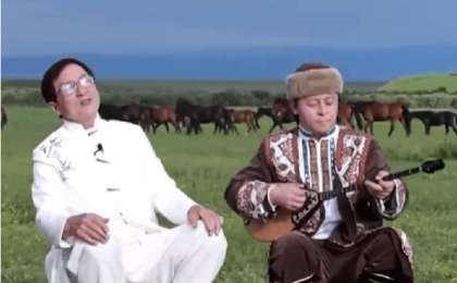 Джеки Чан домбыраға қосылып қытайша ән айтты