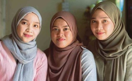 Бір-бірін ешқашан көрмеген егіз қыздар күтпеген жерден кезікті