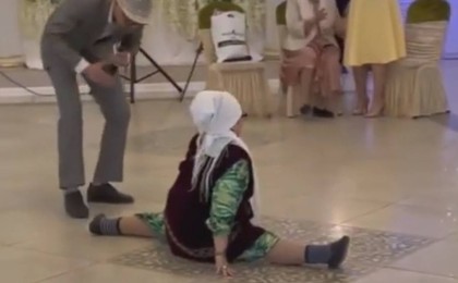 Желі қолданушылары тойда шпагатқа отырған әжеге таң қалды