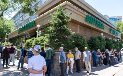 Вирус жұқпай ма: Алматыда дәріхана алдындағы кезек жұртты шошытты (ФОТО)