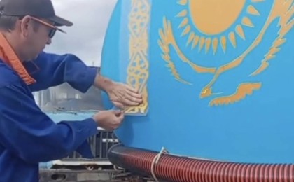 Қазақстан туы говновозда, арандату ма әлде кездейсоқтық па? (ВИДЕО)