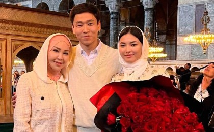 «Келінді болдым»: Айнұр Тұрсынбаева ұлын үйлендірді