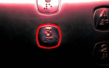 Ақтауда лифтіде екі кішкентай қызға шабуылдады деген жігіттің ісіне психологтар қатысады