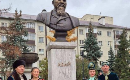 Қазанда Назарбаев көшесінде Абай Құнанбаевтың ескерткіші қойылды