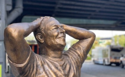 Нью-Йоркта Илон Масктың 50-жылдығына орай мүсін қойылды