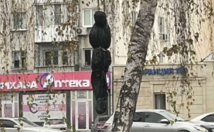 Пакетке оралып, ағашқа асылған адам бейнесіндегі зат елдің зәресін алды