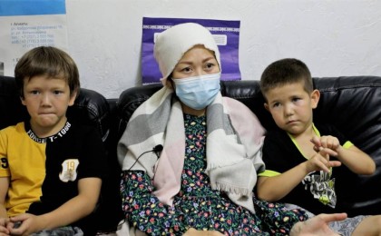 Алматыда қатерлі ісікке шалдыққан ананың төрт баласы аш отыр