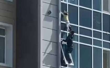 Нұр-Сұлтанда 8-қабаттан құлай жаздаған қызды құтқарған үшінші жігіт табылды