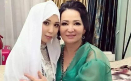 Гүлзира Айдарбекова келінінің туған күніне гауһар тастан жасалған бұйым сыйлады (ВИДЕО)