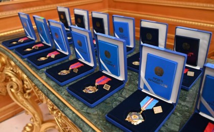 Тоқаев ғалымдарды, мұғалімдерді, дәрігерлерді, құтқарушыларды марапаттады