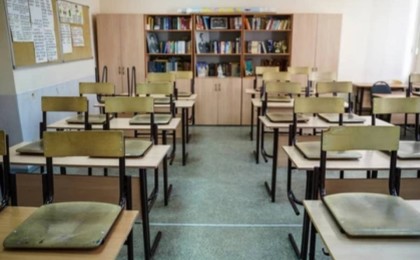 Екі оқушы қыз мұғалімді соққыға жықты - видео