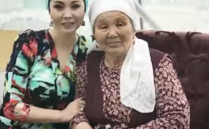 "Көз жұмар алдында ақ кебінін өзі дайындады" - Қарақат Әбілдина марқұм анасының соңғы күндерін баяндады