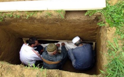 Түркістан облысында азғынның қолынан қаза тапқан қыз жер қойнына тапсырылды