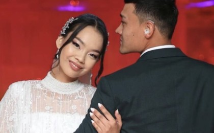 Өлеңді жестпен жеткізген жас жұбайлардың видеосына ел сүйсінді