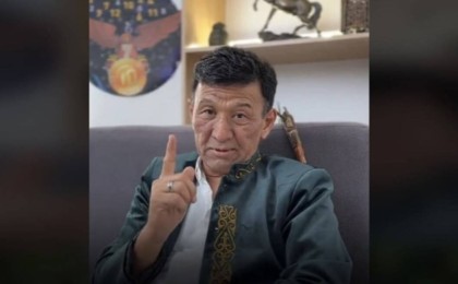 “Байларымыз күлкіден өлді” - Тез баю жолын айтқан бақсы елдің ашуын тудырды