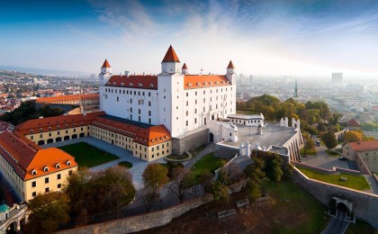 Словакия тоталитарлық коммунистік режимнің қызметіне қатысқандарды жеңілдіктен айырды