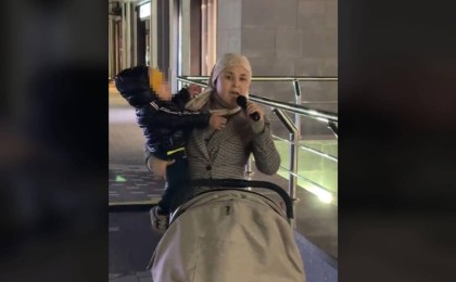 «Біреуі қолында, біреуі – арбада»: Арбатта ән айтып, ақша сұраған әйел елдің жүрегін елжіретті (ВИДЕО)