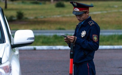 Екібастұзда жол сақшылары тоқтатқан көлік жүргізушісі инсульт алды