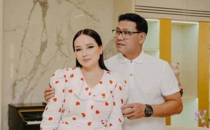 "Үлкен жігіттермен отыруға болмайды": Жазира Байырбекова жары Жанболатпен танысқан кезін есіне алды