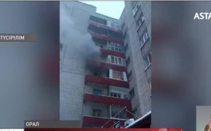 Оралда көпқабатты үй өртеніп, тоғыз адам уланып қалды