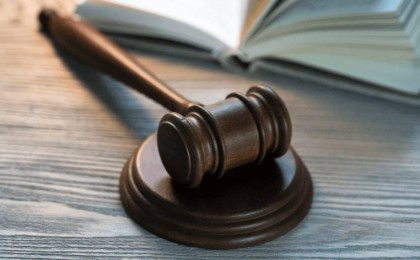 «Белгісіз затпен ұрып, аяғынан сүйреген»: Шымкентте бүлдіршінді ұрып-соққан тәрбиеші жазаланбайтын болды