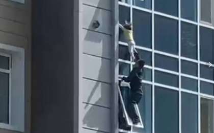 "Барам да, келем деп ойладым": 8 қабаттан құлай жаздаған қыздың анасы көптің көкейіндегі сұраққа жауап берді