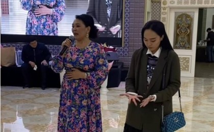 Оқырмандар тойда жалғыз жүрген әншіге таң қалуда: "Жанар Айжанова ажырасқан ба?"