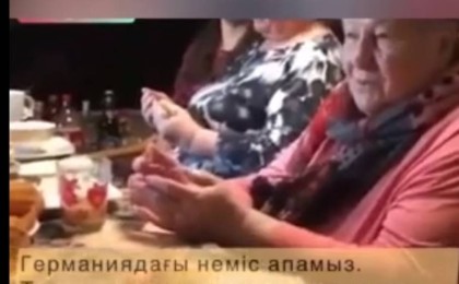 "Құдай бәледен қағып, Қыдыр дарысын": Германиядағы неміс әжей қазақша бата берді (видео)
