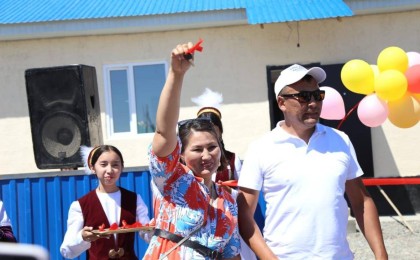 “Қайырымдылық министрі” екі отбасыға баспана сыйлады